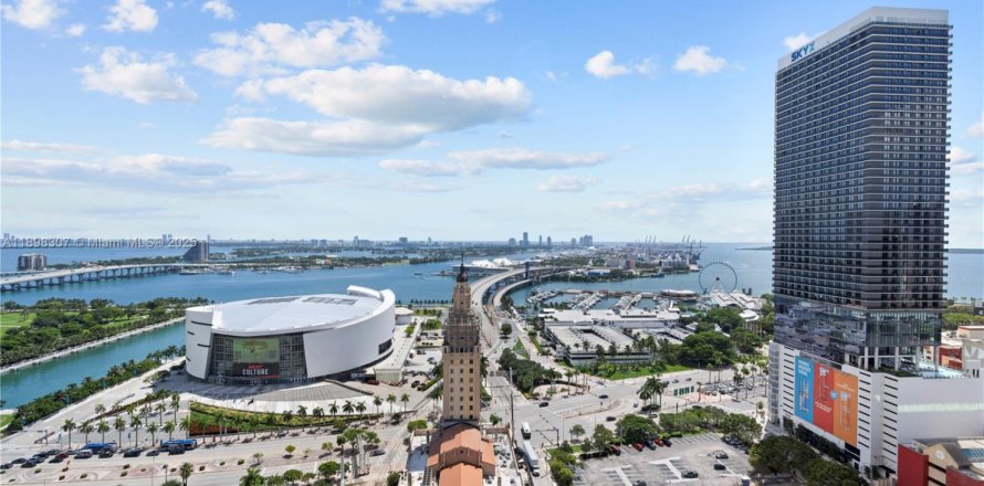 Кондоминиум с 3 спальнями в Майами, Флорида № 1971730