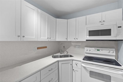 Copropriété à louer à Saint Petersburg, Floride: 2 chambres, 79.43 m2 № 2110834 - photo 7