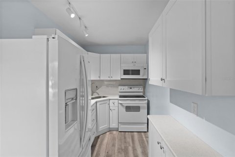 Copropriété à louer à Saint Petersburg, Floride: 2 chambres, 79.43 m2 № 2110834 - photo 8