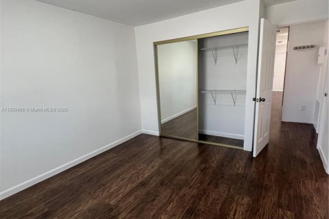 House in Hollywood, Florida 2 bedrooms, 66.89 sq.m. № 1849212 - photo 11