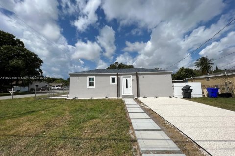 House in Hollywood, Florida 2 bedrooms, 66.89 sq.m. № 1849212 - photo 2