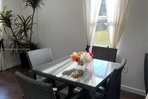 House in Hollywood, Florida 2 bedrooms, 66.89 sq.m. № 1849212 - photo 8