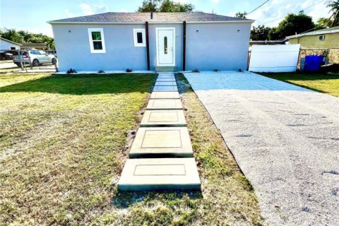 House in Hollywood, Florida 2 bedrooms, 66.89 sq.m. № 1849212 - photo 18