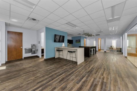 Propiedad comercial en alquiler en Largo, Florida, 3012.36 m2 № 1901259 - foto 2