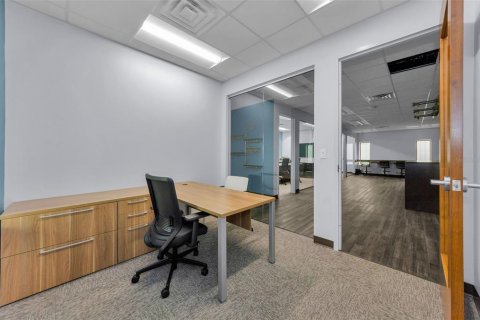 Propiedad comercial en alquiler en Largo, Florida, 3012.36 m2 № 1901259 - foto 8