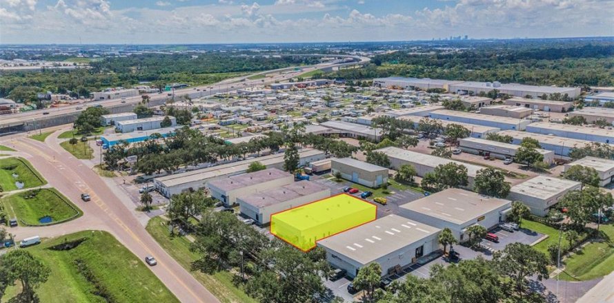 Propiedad comercial en Largo, Florida 3012.36 m2 № 1901259