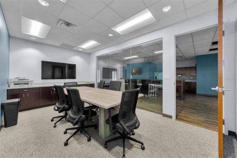 Propiedad comercial en alquiler en Largo, Florida, 3012.36 m2 № 1901259 - foto 3