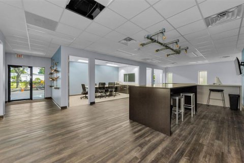 Propiedad comercial en alquiler en Largo, Florida, 3012.36 m2 № 1901259 - foto 25