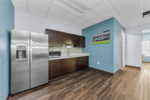 Propiedad comercial en alquiler en Largo, Florida, 3012.36 m2 № 1901259 - foto 9