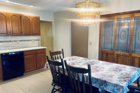 House in Cooper City, Florida 4 bedrooms, 166.02 sq.m. № 1852288 - photo 10