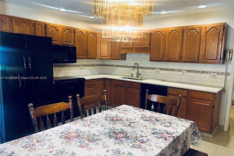 House in Cooper City, Florida 4 bedrooms, 166.02 sq.m. № 1852288 - photo 9