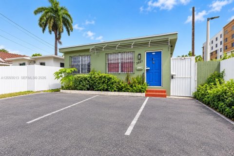 House in Miami, Florida 5 bedrooms, 280.1 sq.m. № 2392083 - photo 2