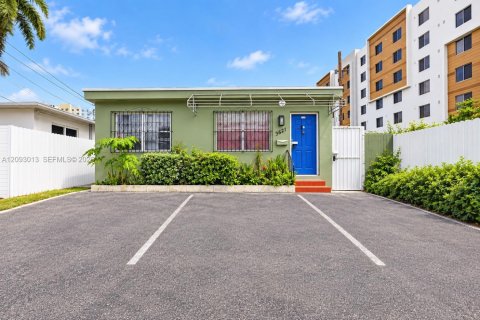 House in Miami, Florida 5 bedrooms, 280.1 sq.m. № 2392083