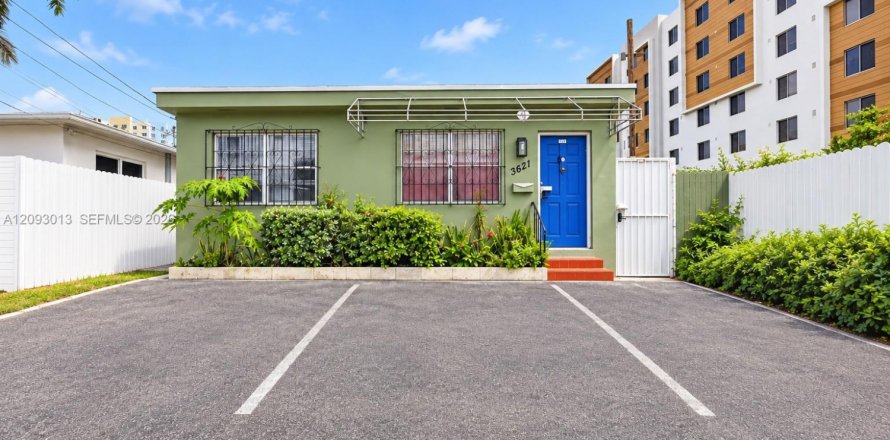 House in Miami, Florida 5 bedrooms, 280.1 sq.m. № 2392083