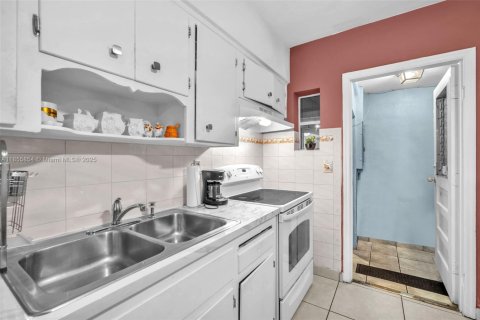 House in Miami, Florida 3 bedrooms, 82.87 sq.m. № 1887628 - photo 12