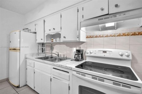 House in Miami, Florida 3 bedrooms, 82.87 sq.m. № 1887628 - photo 13