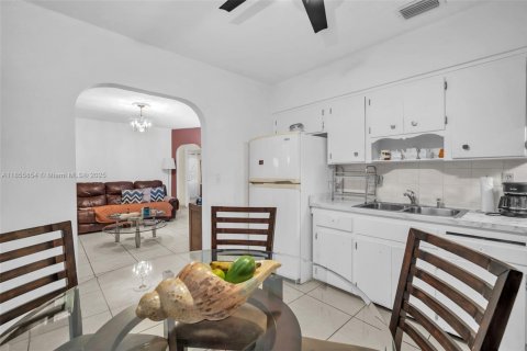 House in Miami, Florida 3 bedrooms, 82.87 sq.m. № 1887628 - photo 3