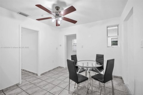 House in Miami, Florida 3 bedrooms, 82.87 sq.m. № 1887628 - photo 20