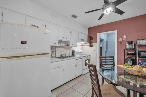 House in Miami, Florida 3 bedrooms, 82.87 sq.m. № 1887628 - photo 11
