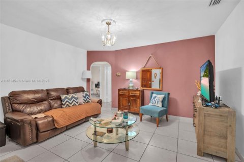 House in Miami, Florida 3 bedrooms, 82.87 sq.m. № 1887628 - photo 6