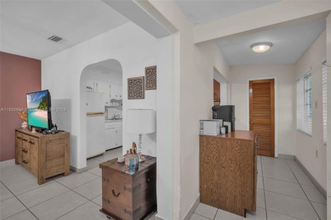 House in Miami, Florida 3 bedrooms, 82.87 sq.m. № 1887628 - photo 8