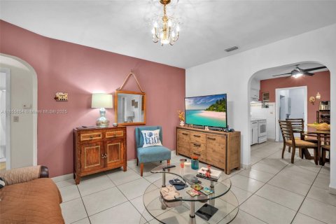 House in Miami, Florida 3 bedrooms, 82.87 sq.m. № 1887628 - photo 7