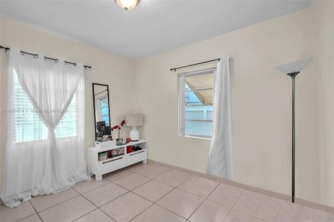 House in Miami, Florida 3 bedrooms, 82.87 sq.m. № 1887628 - photo 15