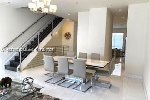 Townhouse in LANDMARK in Doral, Florida 4 bedrooms, 246.66 sq.m. № 1953618 - photo 7