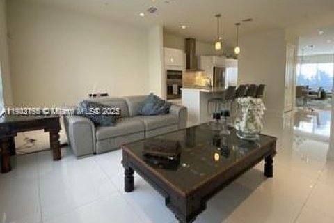 Townhouse in LANDMARK in Doral, Florida 4 bedrooms, 246.66 sq.m. № 1953618 - photo 4