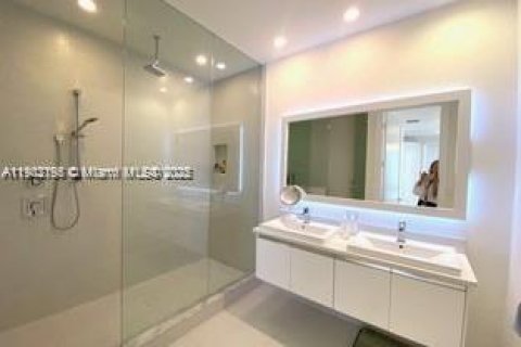 Townhouse in LANDMARK in Doral, Florida 4 bedrooms, 246.66 sq.m. № 1953618 - photo 11