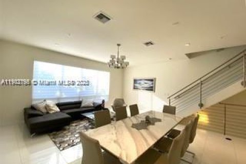 Townhouse in LANDMARK in Doral, Florida 4 bedrooms, 246.66 sq.m. № 1953618 - photo 6