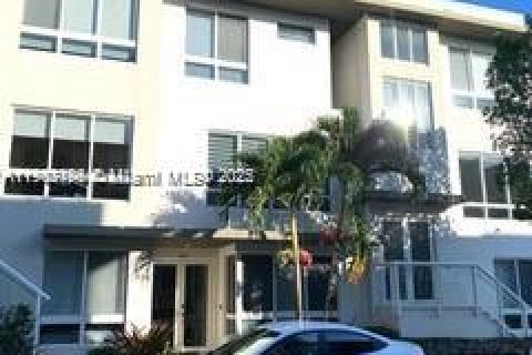 Townhouse in LANDMARK in Doral, Florida 4 bedrooms, 246.66 sq.m. № 1953618 - photo 1