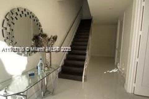 Townhouse in LANDMARK in Doral, Florida 4 bedrooms, 246.66 sq.m. № 1953618 - photo 3