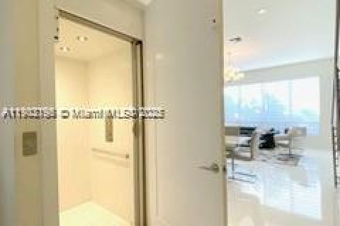 Townhouse in LANDMARK in Doral, Florida 4 bedrooms, 246.66 sq.m. № 1953618 - photo 9