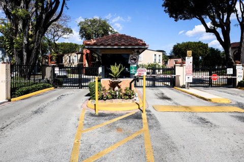 Condo in Miami, Florida, 3 bedrooms  № 1937767 - photo 3