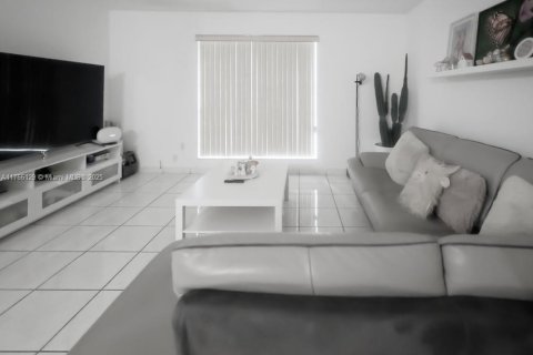 Condominio en venta en Miami, Florida, 3 dormitorios, 104.98 m2 № 1937767 - foto 1