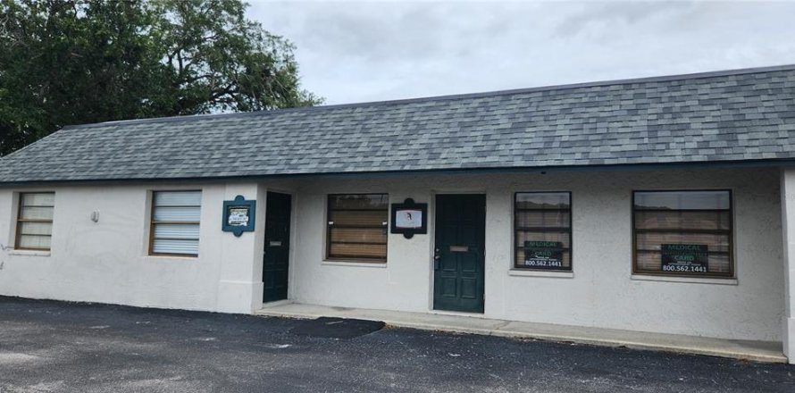 Propiedad comercial en Port Richey, Florida 92.9 m2 № 2155748
