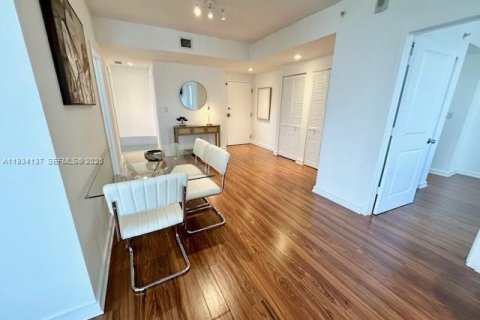 Снять в аренду кондоминиум в Майами, Флорида 3 спальни, 106.47м2, № 1992420 - фото 2