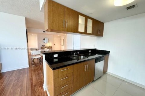 Снять в аренду кондоминиум в Майами, Флорида 3 спальни, 106.47м2, № 1992420 - фото 5