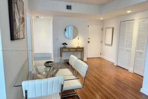 Снять в аренду кондоминиум в Майами, Флорида 3 спальни, 106.47м2, № 1992420 - фото 1