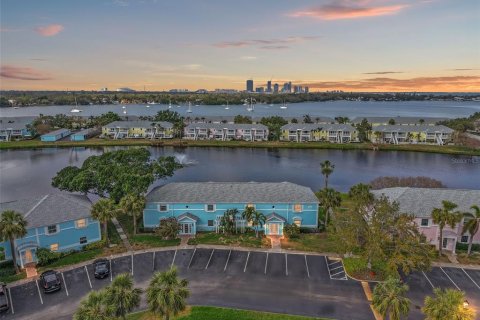 Condominio en alquiler en Saint Petersburg, Florida, 1 dormitorio, 52.12 m2 № 1877087 - foto 1