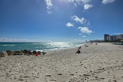 Снять в аренду квартиру в Майами-Бич, Флорида 1 спальня, 52.58м2, № 1989914 - фото 1