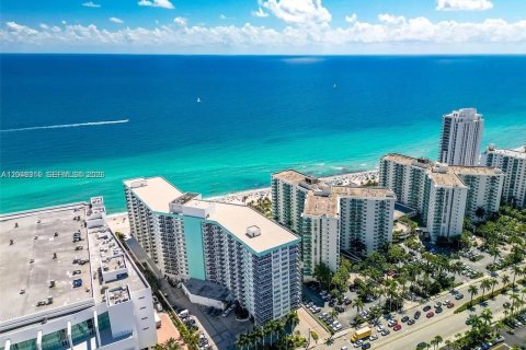 Copropriété à vendre à Hollywood, Floride: 2 chambres, 116.96 m2 № 2173134 - photo 12