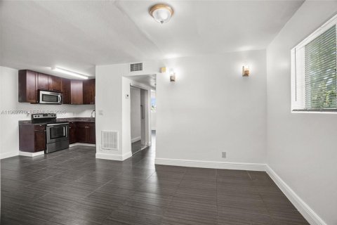 Villa ou maison à louer à Dania Beach, Floride: 2 chambres, 1149.57 m2 № 2024121 - photo 5