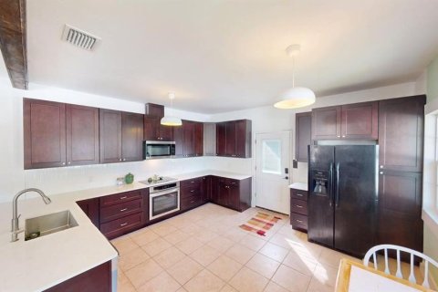 House in Sanford, Florida 2 bedrooms, 112.41 sq.m. № 2166597 - photo 2