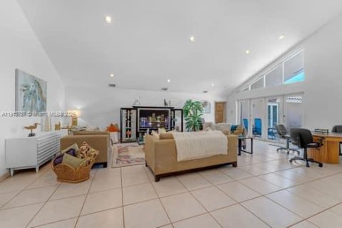Casa en venta en Miami, Florida, 4 dormitorios, 311.41 m2 № 1968937 - foto 3
