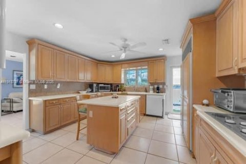 Casa en venta en Miami, Florida, 4 dormitorios, 311.41 m2 № 1968937 - foto 9