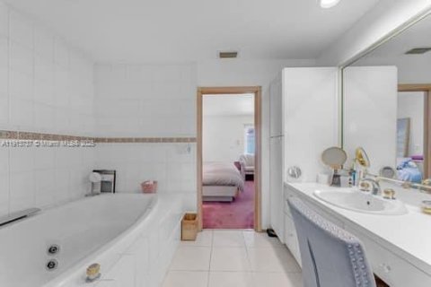 Casa en venta en Miami, Florida, 4 dormitorios, 311.41 m2 № 1968937 - foto 18