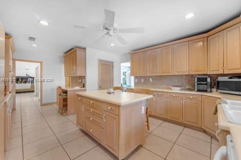 Casa en venta en Miami, Florida, 4 dormitorios, 311.41 m2 № 1968937 - foto 8