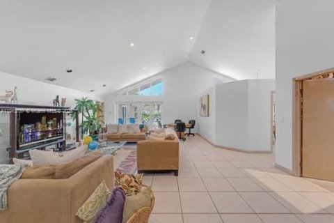 Casa en venta en Miami, Florida, 4 dormitorios, 311.41 m2 № 1968937 - foto 2